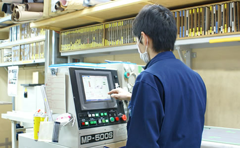 自動高速裁断機（テーブルタイプ）