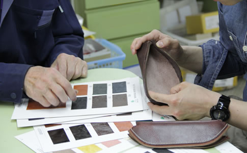 作例サンプルにいくつかの資材を合わせて、検討する様子