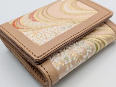 【革製品のOEM】織物 革 三つ折り財布