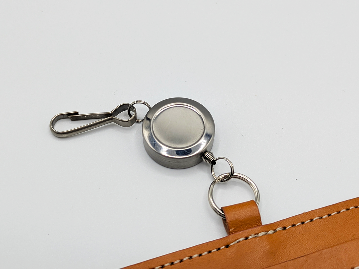 レザーIDケース（コードリールストラップ付）