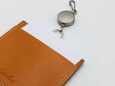 レザーIDケース（コードリールストラップ付）